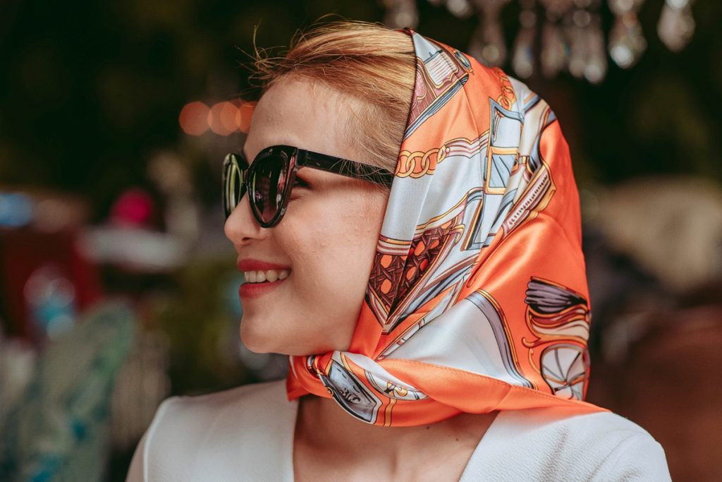 Different Ways On How To Wear A Silk Scarf – All Thing Reviews