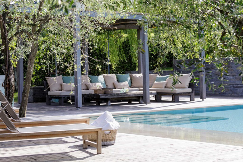 Know The Benefits Offered By Vivid Living Outdoor Pool For Your Home.